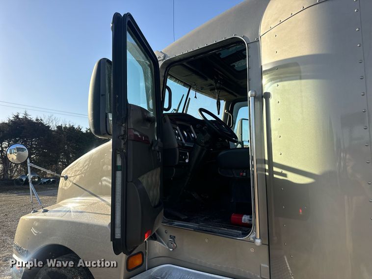 image for item EN5182 2007 Kenworth T600 semi truck