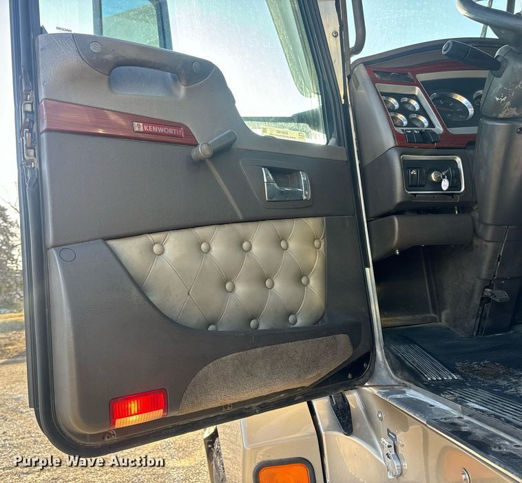 image for item EN5182 2007 Kenworth T600 semi truck