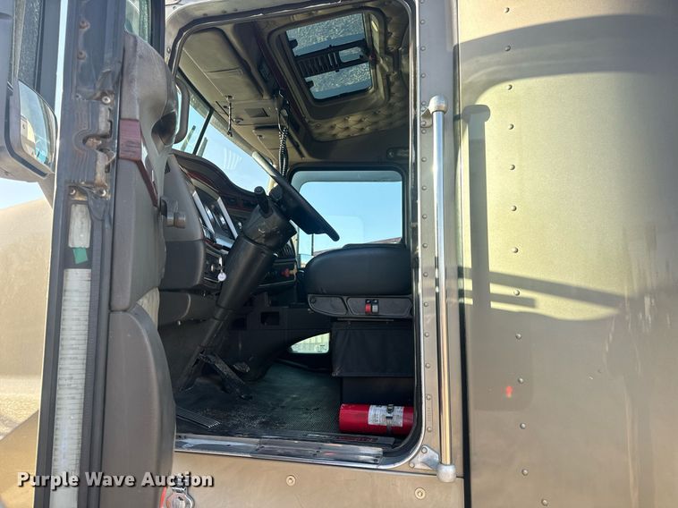 image for item EN5182 2007 Kenworth T600 semi truck