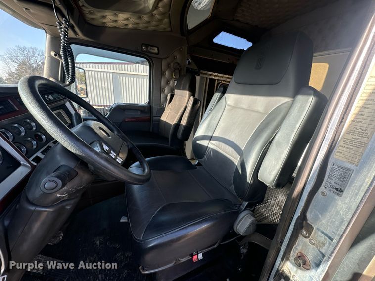 image for item EN5182 2007 Kenworth T600 semi truck