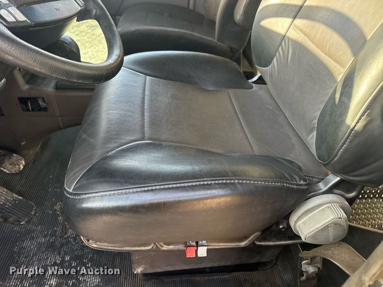 image for item EN5182 2007 Kenworth T600 semi truck