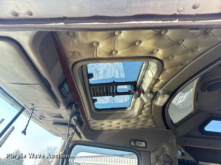 image for item EN5182 2007 Kenworth T600 semi truck