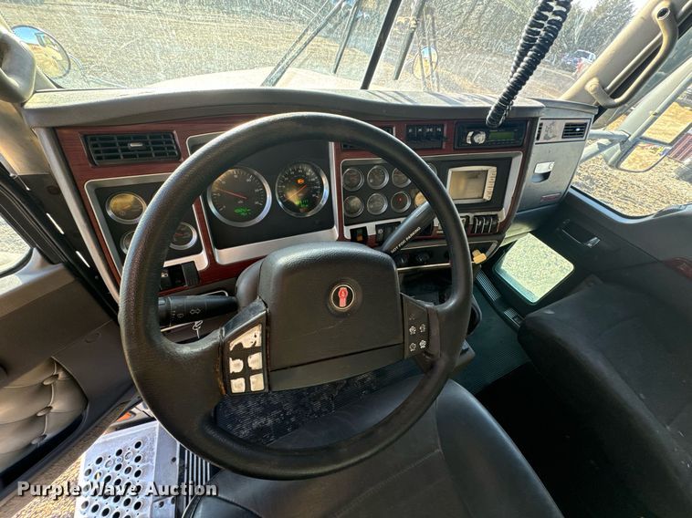 image for item EN5182 2007 Kenworth T600 semi truck