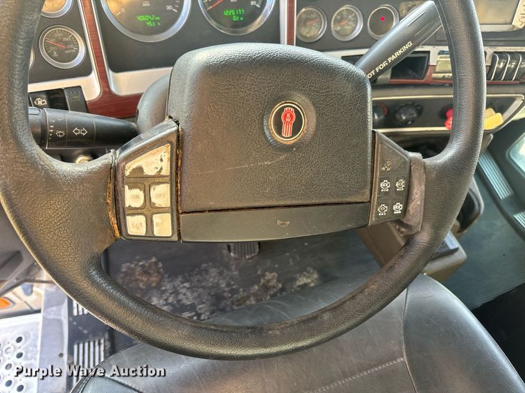 image for item EN5182 2007 Kenworth T600 semi truck