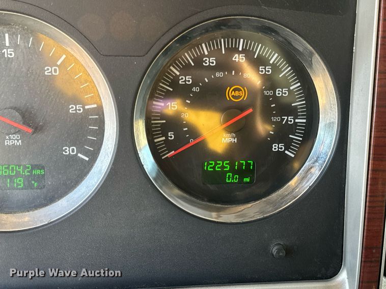 image for item EN5182 2007 Kenworth T600 semi truck