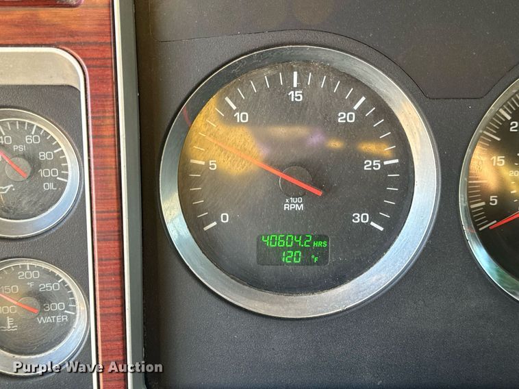 image for item EN5182 2007 Kenworth T600 semi truck