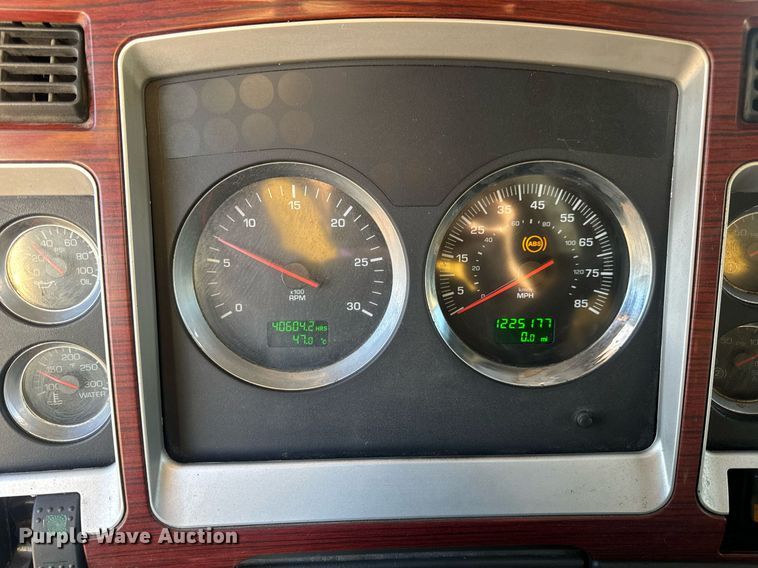 image for item EN5182 2007 Kenworth T600 semi truck