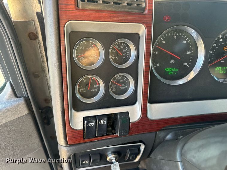 image for item EN5182 2007 Kenworth T600 semi truck