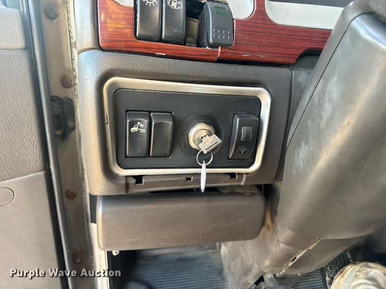 image for item EN5182 2007 Kenworth T600 semi truck