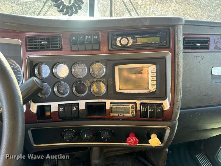 image for item EN5182 2007 Kenworth T600 semi truck