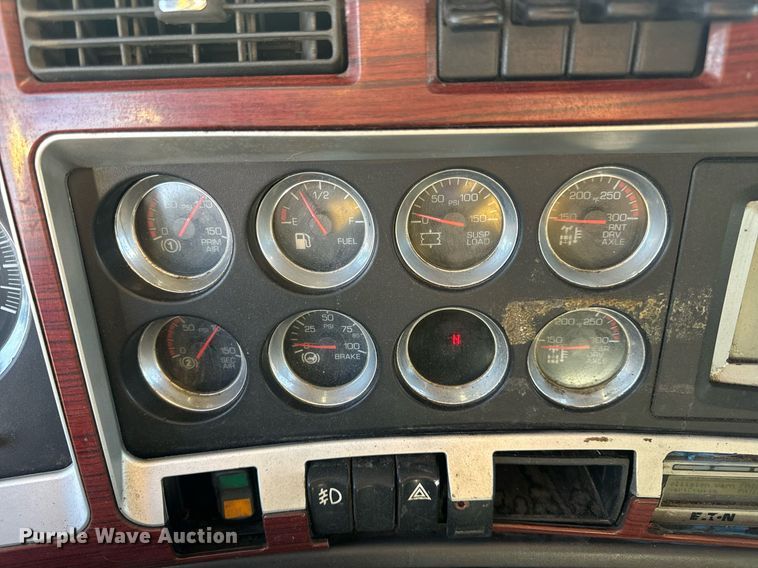 image for item EN5182 2007 Kenworth T600 semi truck