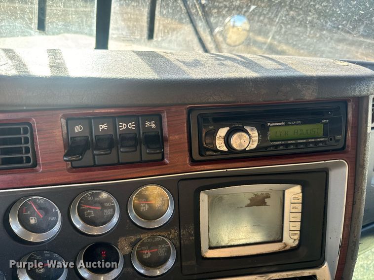 image for item EN5182 2007 Kenworth T600 semi truck