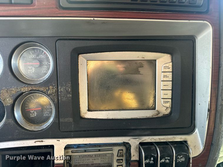 image for item EN5182 2007 Kenworth T600 semi truck