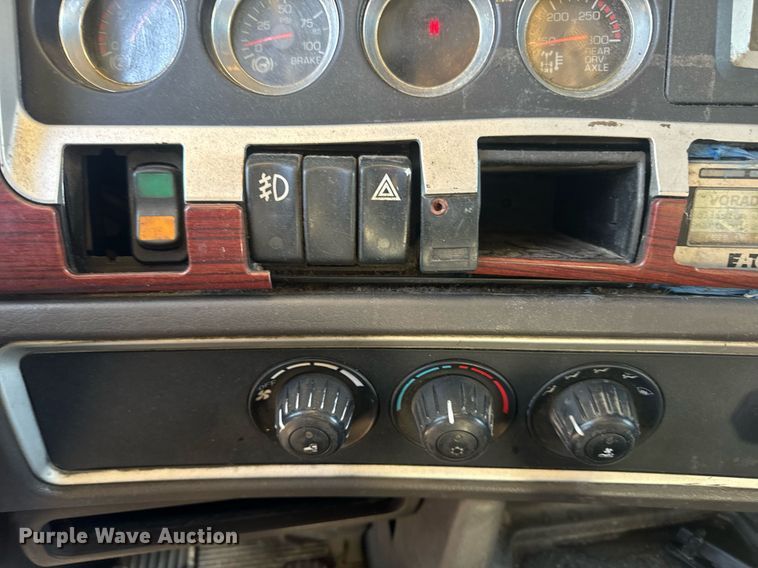 image for item EN5182 2007 Kenworth T600 semi truck