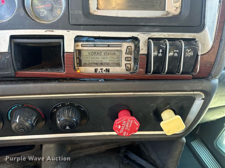 image for item EN5182 2007 Kenworth T600 semi truck