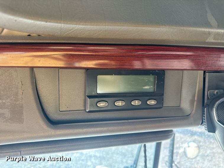 image for item EN5182 2007 Kenworth T600 semi truck