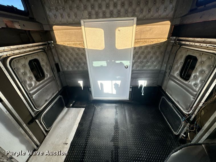 image for item EN5182 2007 Kenworth T600 semi truck