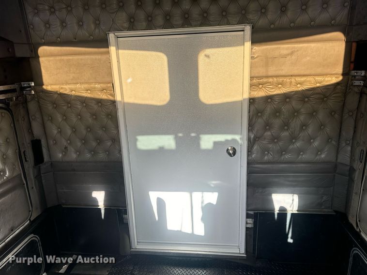 image for item EN5182 2007 Kenworth T600 semi truck