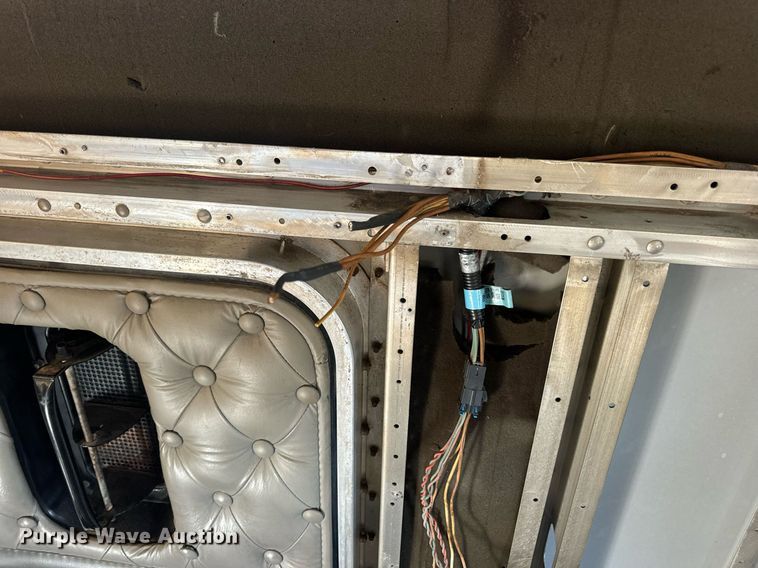 image for item EN5182 2007 Kenworth T600 semi truck