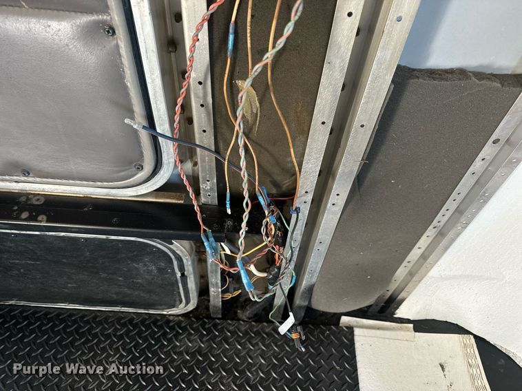 image for item EN5182 2007 Kenworth T600 semi truck