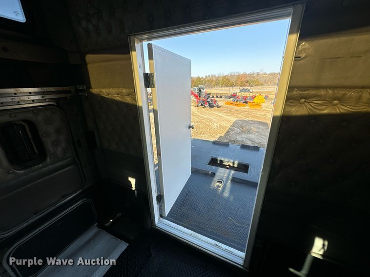 image for item EN5182 2007 Kenworth T600 semi truck