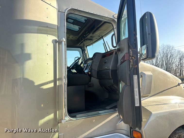 image for item EN5182 2007 Kenworth T600 semi truck