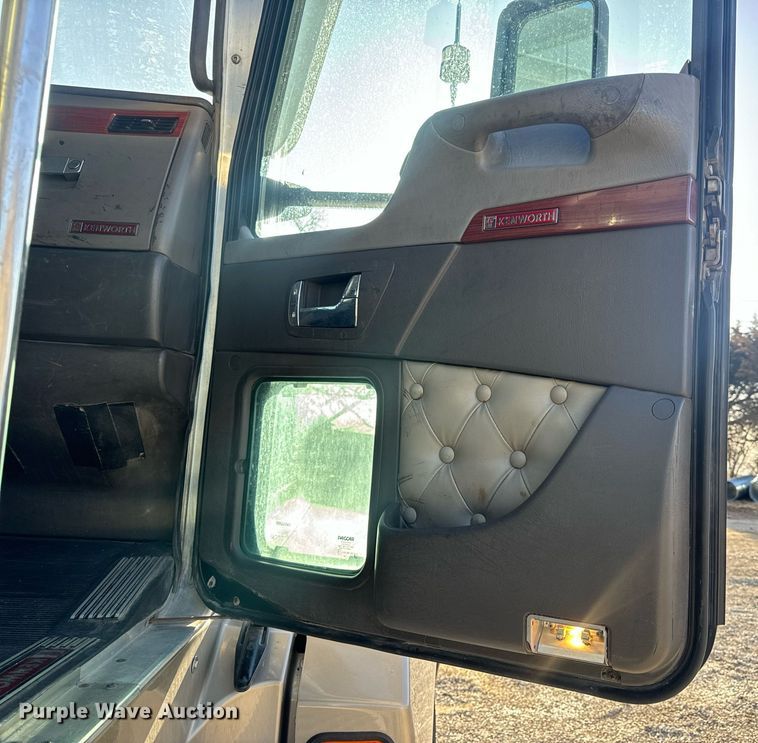 image for item EN5182 2007 Kenworth T600 semi truck