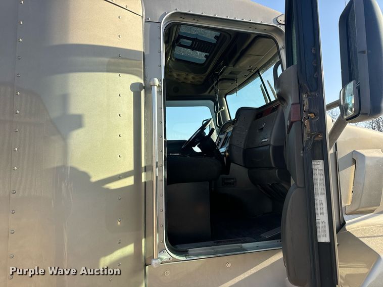 image for item EN5182 2007 Kenworth T600 semi truck