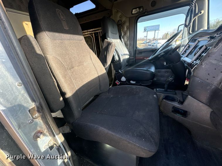 image for item EN5182 2007 Kenworth T600 semi truck