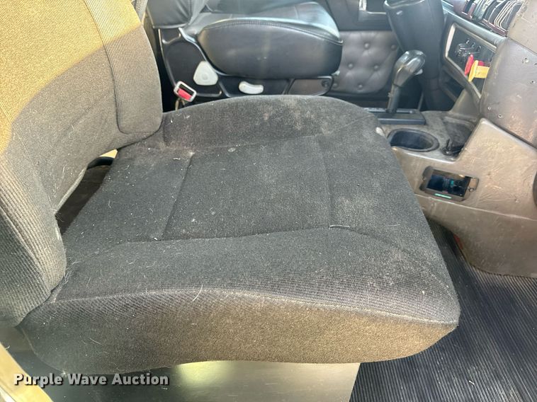 image for item EN5182 2007 Kenworth T600 semi truck