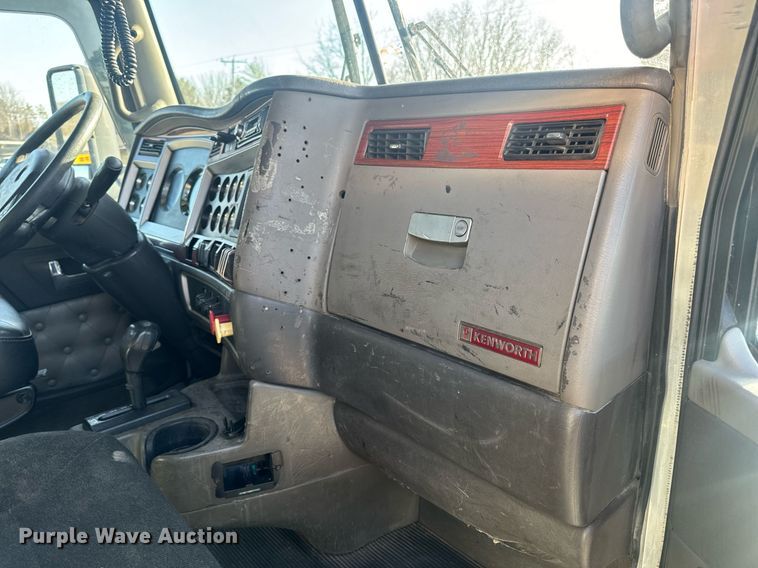 image for item EN5182 2007 Kenworth T600 semi truck