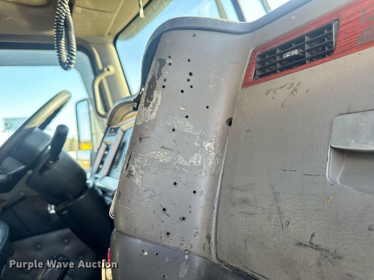 image for item EN5182 2007 Kenworth T600 semi truck