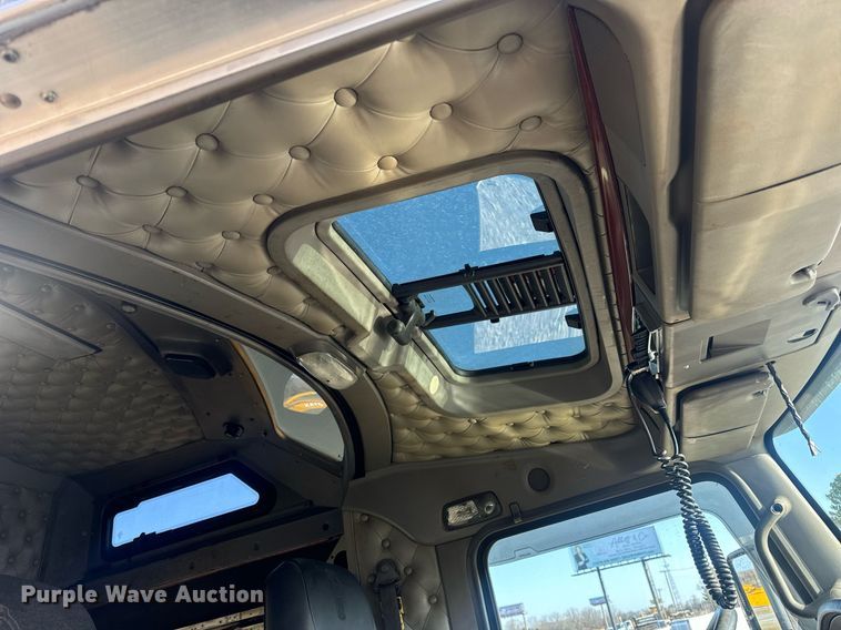 image for item EN5182 2007 Kenworth T600 semi truck