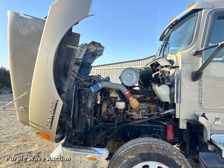 image for item EN5182 2007 Kenworth T600 semi truck
