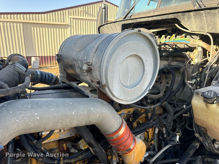 image for item EN5182 2007 Kenworth T600 semi truck