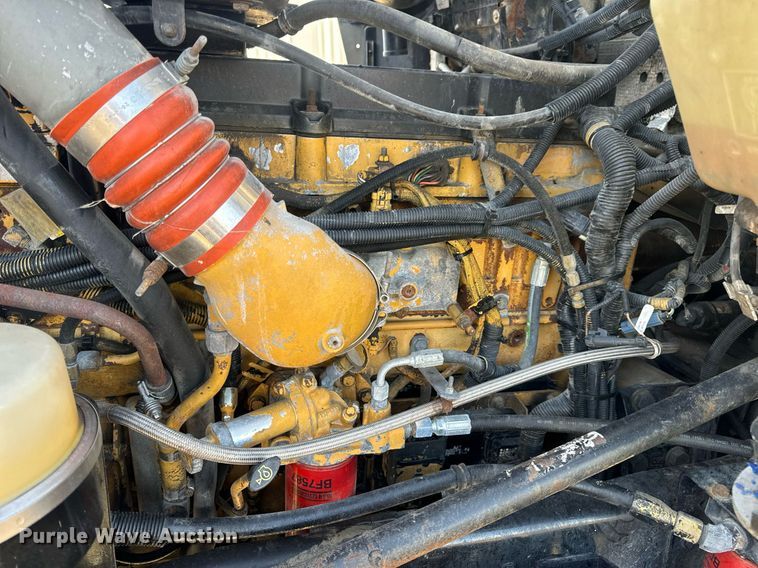 image for item EN5182 2007 Kenworth T600 semi truck