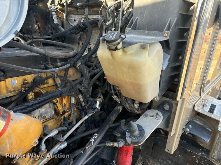 image for item EN5182 2007 Kenworth T600 semi truck