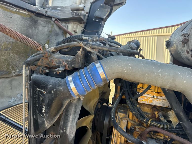 image for item EN5182 2007 Kenworth T600 semi truck