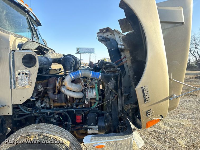 image for item EN5182 2007 Kenworth T600 semi truck