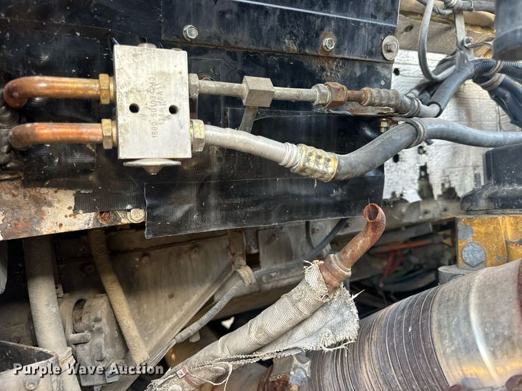 image for item EN5182 2007 Kenworth T600 semi truck