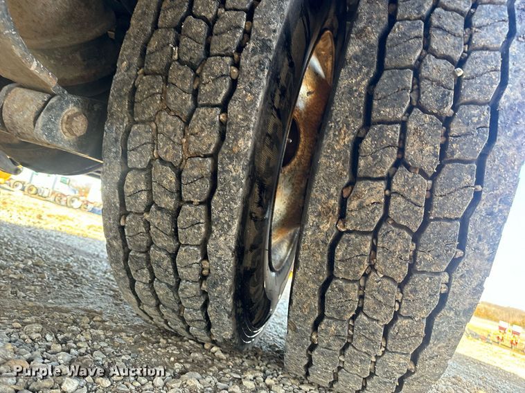 image for item EN5182 2007 Kenworth T600 semi truck