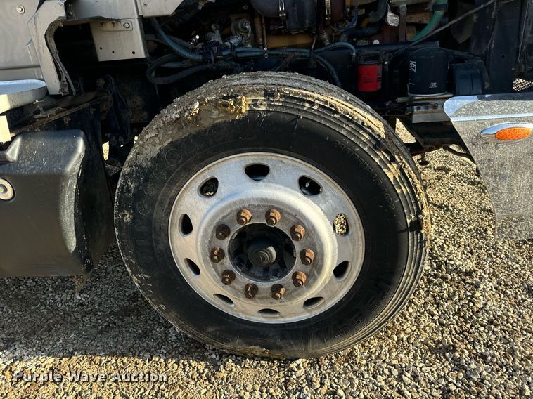 image for item EN5182 2007 Kenworth T600 semi truck