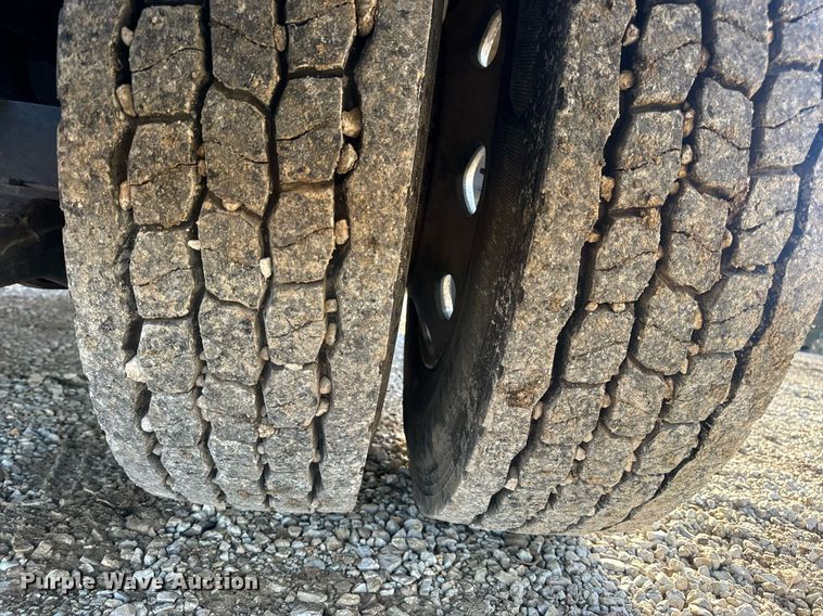 image for item EN5182 2007 Kenworth T600 semi truck