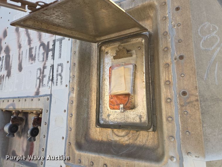 image for item EQ6719 1995 Monon dry van trailer