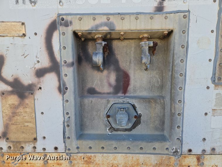 image for item EQ6719 1995 Monon dry van trailer