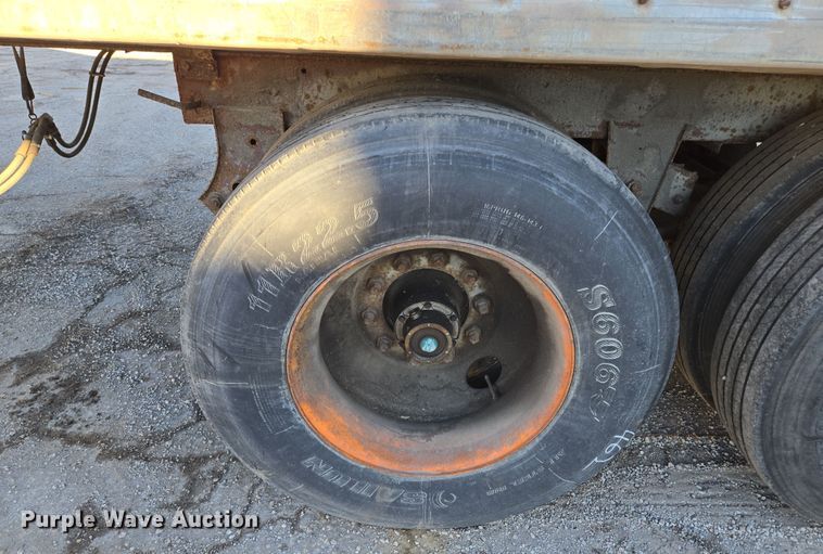 image for item EQ6719 1995 Monon dry van trailer