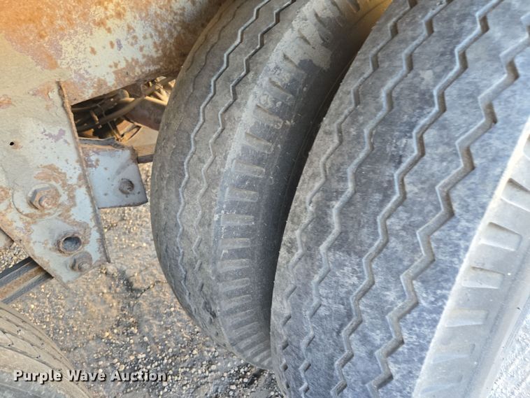 image for item EQ6719 1995 Monon dry van trailer