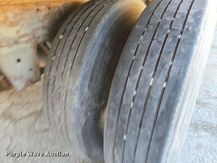 image for item EQ6719 1995 Monon dry van trailer