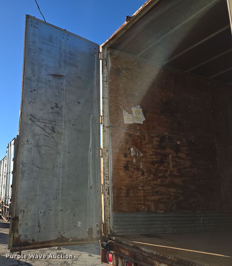 image for item EQ6722 1995 Monon dry van trailer