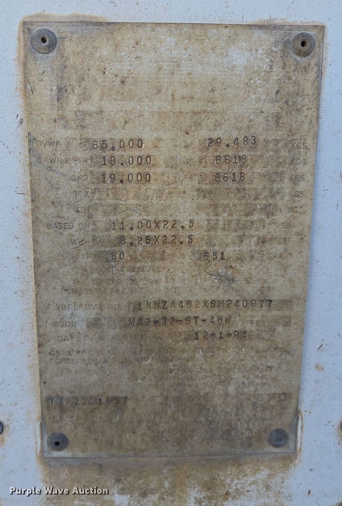 image for item EQ6722 1995 Monon dry van trailer